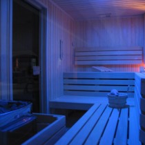 Wygląd sauny z zamontowanym w suficie panelem