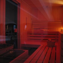 Wygląd sauny z zamontowanym w suficie panelem